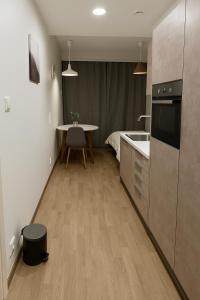 Dapur atau dapur kecil di Sea View Studio Apartment in Helsinki City Centre +9 gambar