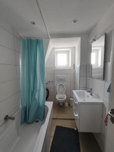 Koupelna v ubytování Monteurdomizil + 28 fotografií
