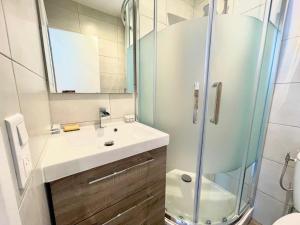 Un baño con lavabo y ducha de cristal. en Studio calme et central avec clim, en Niza 8 fotos más