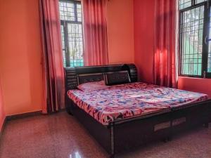 Postel nebo postele na pokoji v ubytování Ghar in Bir