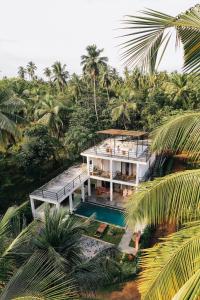una vista aérea de una casa con piscina en The Palm Lanka, en Sinimodera