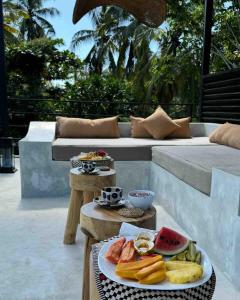 una mesa con un plato de comida en el patio en The Palm Lanka, en Sinimodera