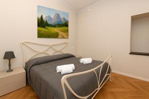 Postel nebo postele na pokoji v ubytování Living Salò 12 - Lago e Duomo a pochi passi