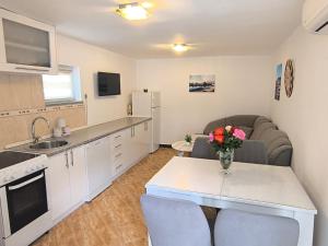 Kuchyň nebo kuchyňský kout v ubytování Apartman Vukalović + 26 fotografií