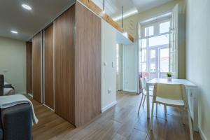 ein Raum mit einem Tisch und Stühlen und einem Fenster in der Unterkunft Close to Everything Your Oporto Terrace PRM 1T in Porto