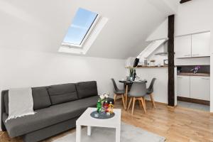 a living room with a couch and a table at MOLA Apartments-Charmante Ferienwohnung im Herdecke Zentrum für 3 Personen-große Dachterrasse-Grill-Gratis Parken-WLAN in Herdecke