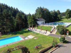 Bazén v ubytování Hotel Bellevue nebo v jeho okolí