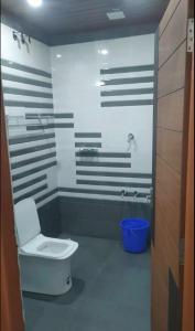 a bathroom with a toilet and a bath tub at Karickanattu Nature Resort in Idukki
