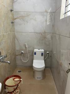 Koupelna v ubytování Sriram Guesthouse Chikmagaluru + 61 fotografií