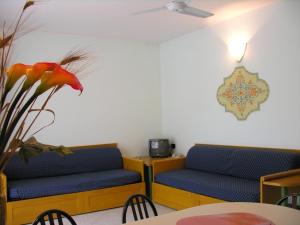 a waiting room with two blue benches and a table at Alessidamo Club Metaponto in Metaponto