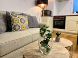 クルジュ・ナポカにあるThe Central Nookのリビングルームのテーブルに座るガラスの花瓶