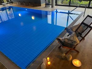 Bazén v ubytování B&B Apart Hotel Goldener Hahn - nahe an Gartenschau Tal X nebo v jeho okolí