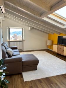 a living room with a couch and a tv at Casa Eliana appartamento Sole in Meina