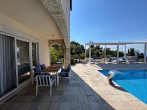 Bazén v ubytování Casa Oliva Villas with private heating pools nebo v jeho okolí