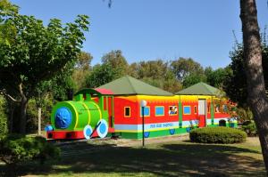 ein bunter Zug parkt in einem Park in der Unterkunft Alessidamo Club Metaponto in Metaponto