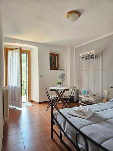 Un dormitorio con una cama y una mesa dentro. en La Lanterna, en Corniglia