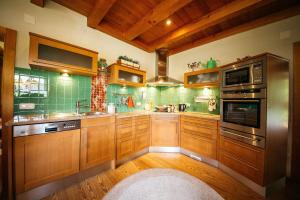 Kuchyňa alebo kuchynka v ubytovaní Gemütliches Ferienhaus In Feistritz Ob Bleiburg