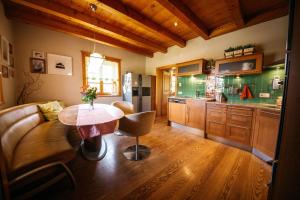 Kuchyňa alebo kuchynka v ubytovaní Gemütliches Ferienhaus In Feistritz Ob Bleiburg