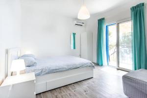 パシュマンにあるMama Rozaのベッドと窓のある白い寝室