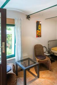 a living room with a table and chairs at Spitzwegerich in Zehdenick