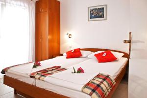 a bedroom with a bed with red pillows at Gemütliches, Familienfreundliches Steinhaus in Kolan