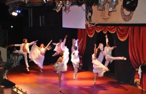 een groep dansers die optreden op een podium bij Alessidamo Club Metaponto in Metaponto