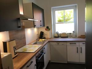 Kuchyň nebo kuchyňský kout v ubytování Familienfreundliche Ferienwohnung Auf Fehmarn