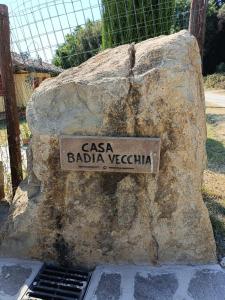 ein Schild auf einem Felsen vor einem Zaun in der Unterkunft Ferienhaus mit Privatpool für 7 Personen ca 100 m in Monteverdi Marittimo, Toskana Etruskische Küste in Monteverdi Marittimo