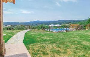 Ein Gehweg führt zu einem Garten mit Swimmingpool in der Unterkunft Ferienhaus mit Privatpool für 7 Personen ca 100 m in Monteverdi Marittimo, Toskana Etruskische Küste in Monteverdi Marittimo
