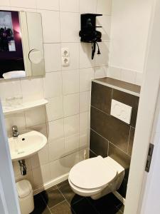 ハンブルクにあるホテル アムステルダムのトイレと洗面台のある小さなバスルーム