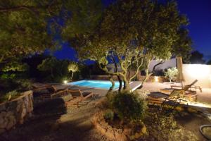 a pool with chairs and a tree in a yard at Ferienhaus In Mandre Mit Großer Terrasse in Mandre