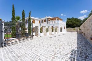 ein weißes Haus mit einem Zaun und einer Einfahrt in der Unterkunft Gemütliches Ferienhaus in Sevid mit Privatem Pool in Sevid