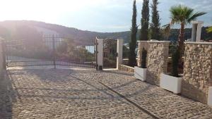 ein Tor auf einem Steinweg mit Palmen in der Unterkunft Gemütliches Ferienhaus in Sevid mit Privatem Pool in Sevid + 31 Fotos