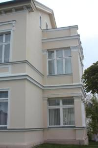 黑灵斯多夫Ferienwohnung In Gründerzeitvilla In Strandnähe的白色的房屋,设有窗户