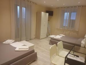 una habitación con dos camas y una mesa y sillas en Monte Palace Palermo, en Palermo 54 fotos más