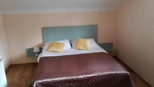 ヴィンイェラックにあるFerienwohnung Für Fünf Personen Mit Balkonのベッドルーム1室(大型ベッド1台、黄色い枕2つ付) +3枚の写真