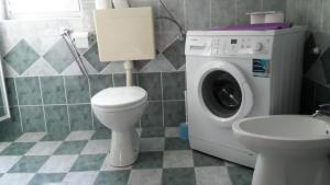 ヴィンイェラックにあるFerienwohnung Für Fünf Personen Mit Balkonのバスルーム(トイレ、洗濯機付)