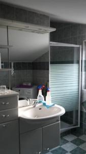 ヴィンイェラックにあるFerienwohnung Für Fünf Personen Mit Balkonの洗面台と鏡のあるバスルーム