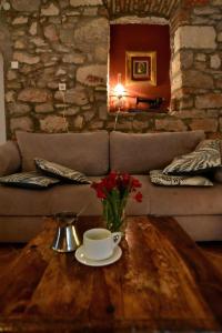 ein Wohnzimmer mit einer Couch und einem Couchtisch in der Unterkunft Ferienhaus für 3 Personen  2 Kinder ca 70 m in Preko, Dalmatien Inseln vor Zadar in Preko