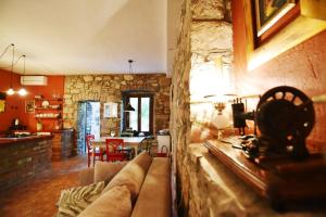 ein Wohnzimmer mit einer Couch und einer Steinwand in der Unterkunft Ferienhaus für 3 Personen  2 Kinder ca 70 m in Preko, Dalmatien Inseln vor Zadar in Preko + 31 Fotos