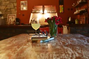 ein Glas Wein und eine Vase mit Blumen auf einem Tisch in der Unterkunft Ferienhaus für 3 Personen  2 Kinder ca 70 m in Preko, Dalmatien Inseln vor Zadar in Preko