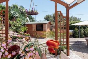 un jardín con flores y una casa de fondo en Cyclops House, en Aci Catena 32 fotos más