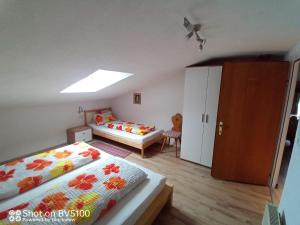 Кровать или кровати в номере Wohnung Alpenglühen In St Sigmund Im Sellrain