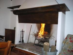 a fireplace with a fire inside of it at Rotreiher Urlaub Am Trasimeno See in Pucciarelli