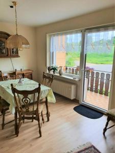 una sala da pranzo con tavolo e finestra di Naturblick a Berndorf