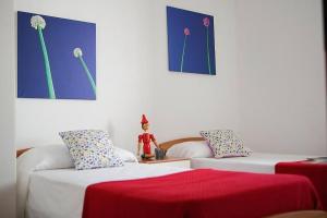 a living room with two white couches and a red table at Ferienwohnung In Torre Mozza Mit Terrasse in Torre Mozza