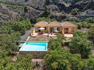 an aerial view of a house with a swimming pool at Casa El Salto in Los Llanos de Aridane