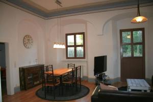 Μια τηλεόραση ή/και κέντρο ψυχαγωγίας στο Wohnung In Maxen Mit Terrasse, Garten Und Grill