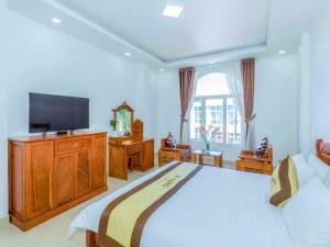 TV a/nebo společenská místnost v ubytování Hlong Dalat Hotel - Ngay Trung Tâm