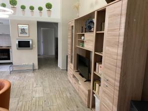 un soggiorno con una grande mensola in legno di Wohnung In Dreveskirchen Mit Kleinem Garten a Blowatz Altre 19 foto